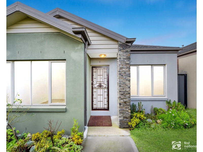 19 Comtois Lane, Clyde North VIC 3978