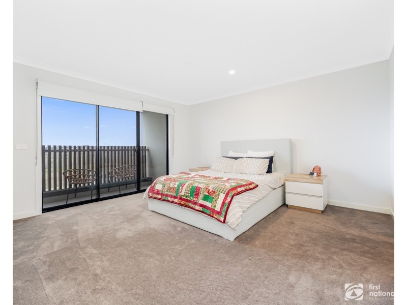 21 Kinross Parade, Clyde North VIC 3978