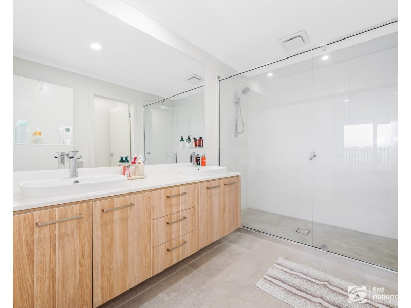 21 Kinross Parade, Clyde North VIC 3978