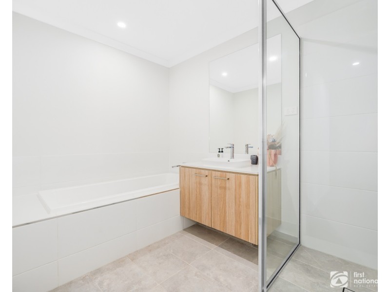 21 Kinross Parade, Clyde North VIC 3978