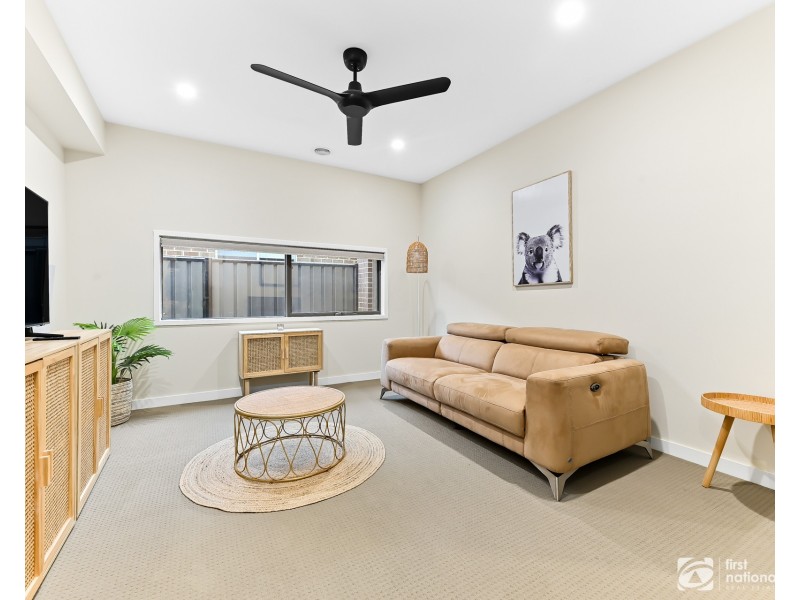 8 Chorley Lane, Clyde North VIC 3978