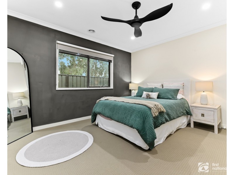 8 Chorley Lane, Clyde North VIC 3978