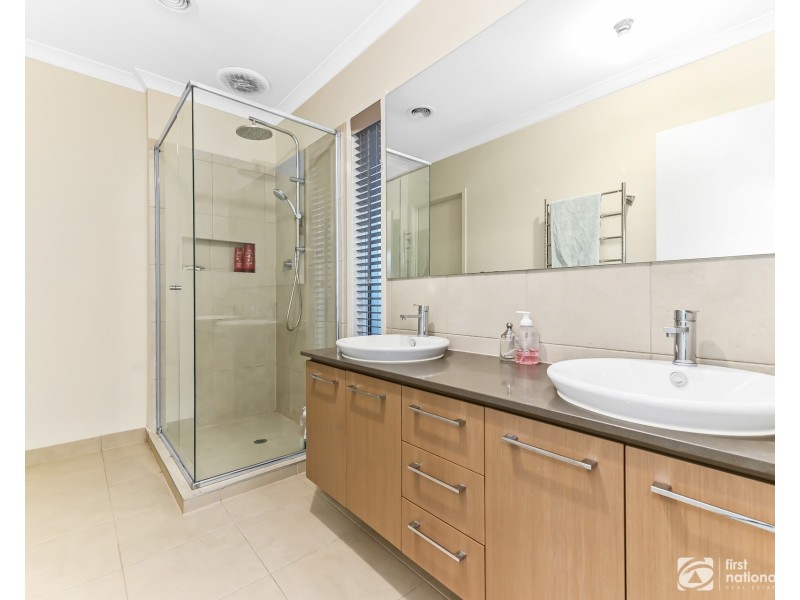8 Chorley Lane, Clyde North VIC 3978