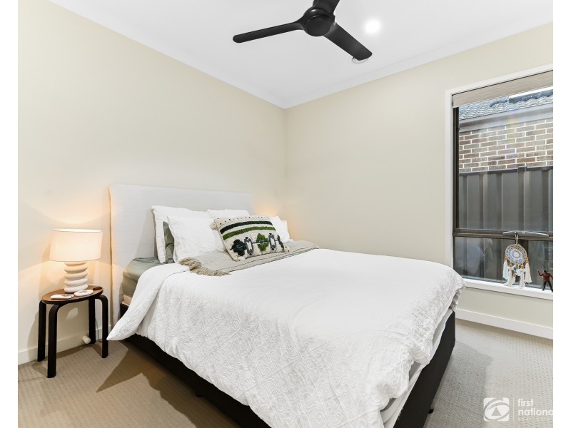 8 Chorley Lane, Clyde North VIC 3978