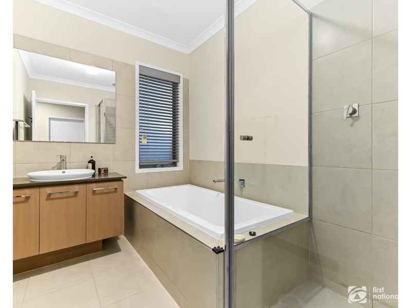 8 Chorley Lane, Clyde North VIC 3978