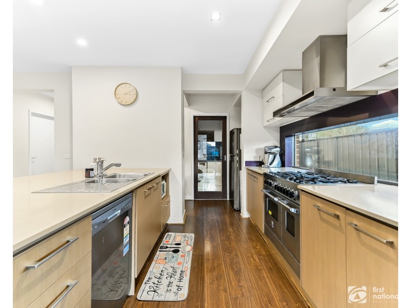 8 Chorley Lane, Clyde North VIC 3978