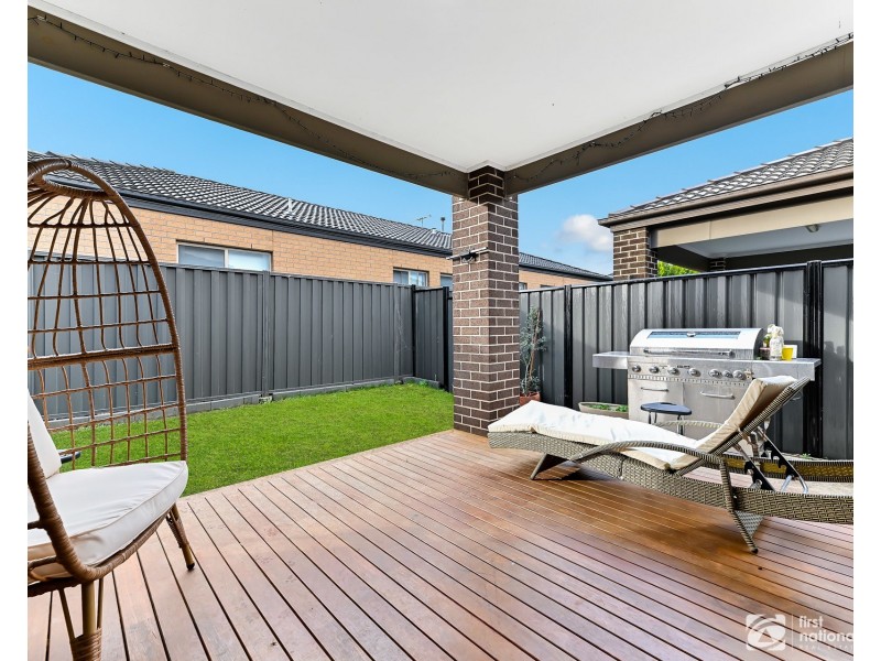 8 Chorley Lane, Clyde North VIC 3978