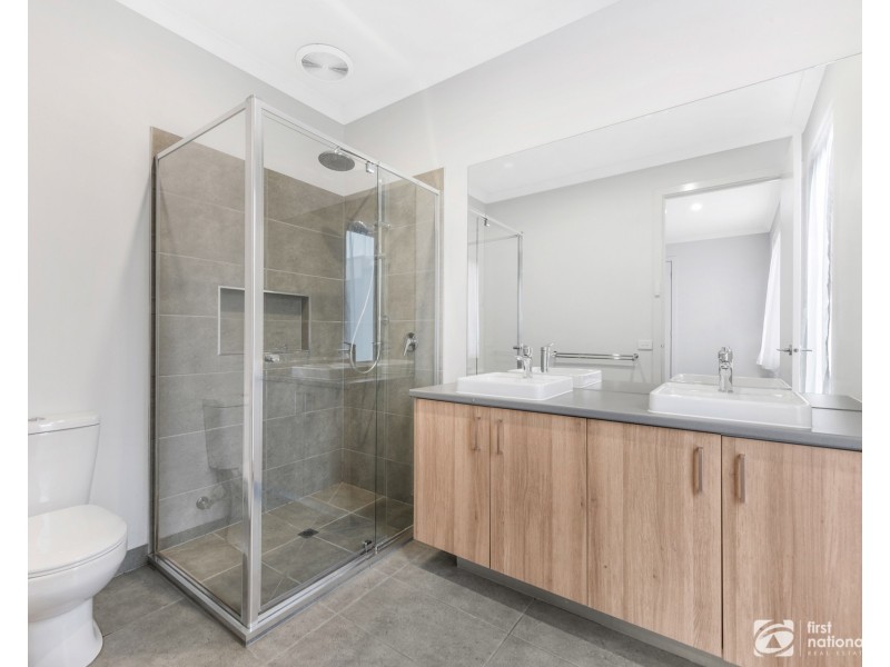 13 Savoy Grove, Cranbourne North VIC 3977