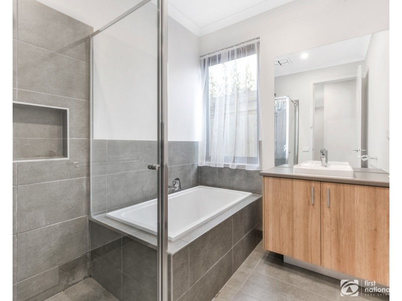 13 Savoy Grove, Cranbourne North VIC 3977