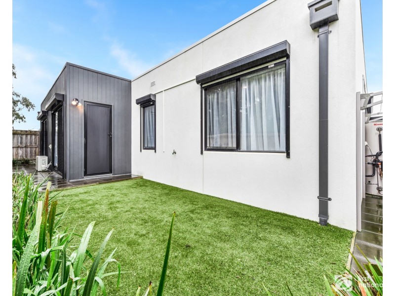 13 Savoy Grove, Cranbourne North VIC 3977