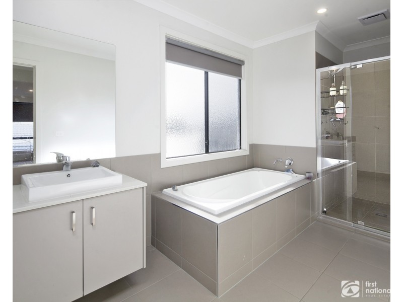 6 Fiorelli Boulevard, Cranbourne East VIC 3977