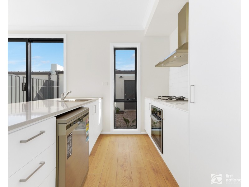 6 Eifel Walk, Clyde VIC 3978