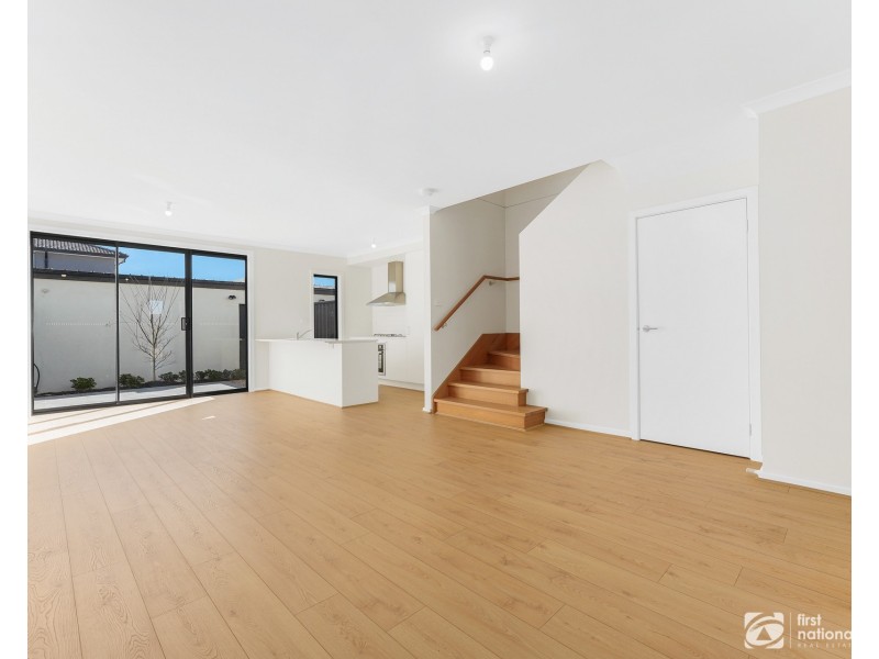 6 Eifel Walk, Clyde VIC 3978