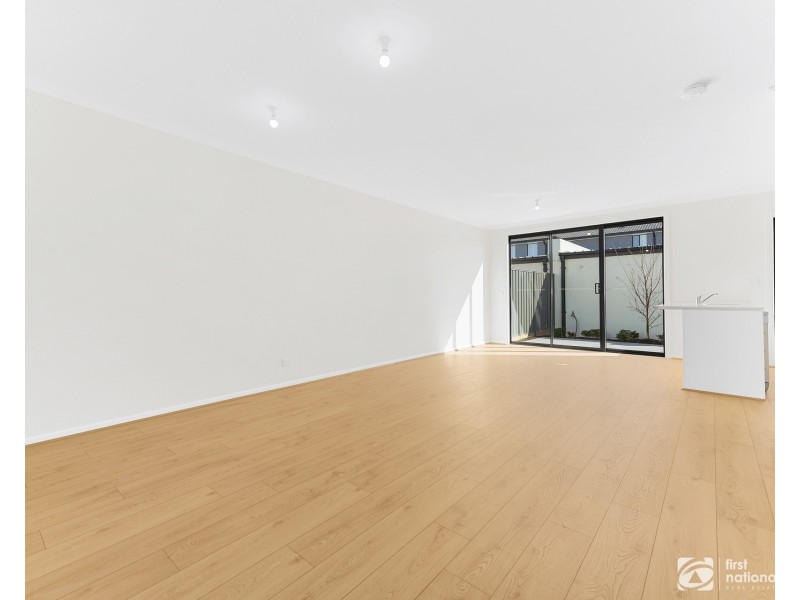 6 Eifel Walk, Clyde VIC 3978