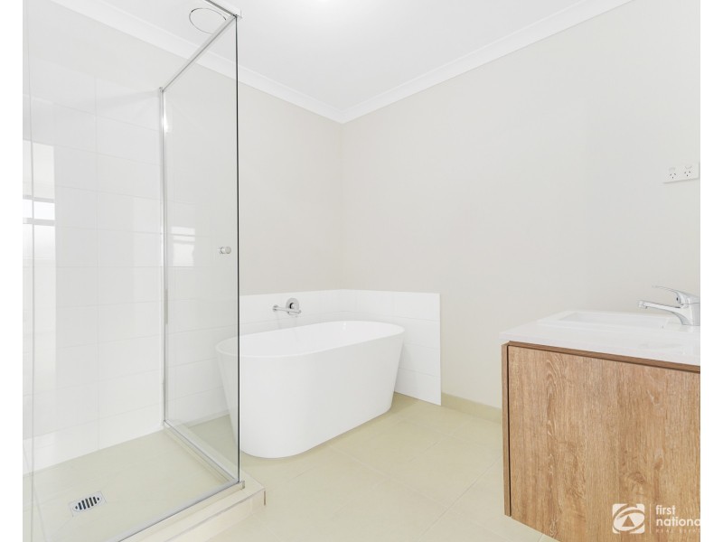 6 Eifel Walk, Clyde VIC 3978