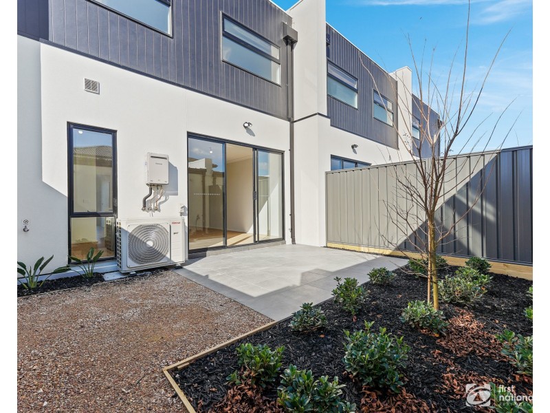 6 Eifel Walk, Clyde VIC 3978