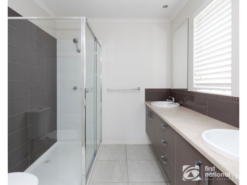 33 Waterbury Street, Cranbourne VIC 3977