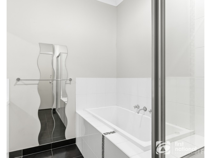 19 Comtois Lane, Clyde North VIC 3978