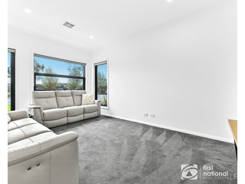 29 Elmslie Drive, Cranbourne East VIC 3977