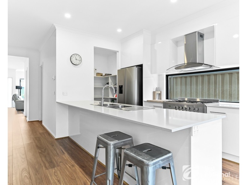 29 Elmslie Drive, Cranbourne East VIC 3977