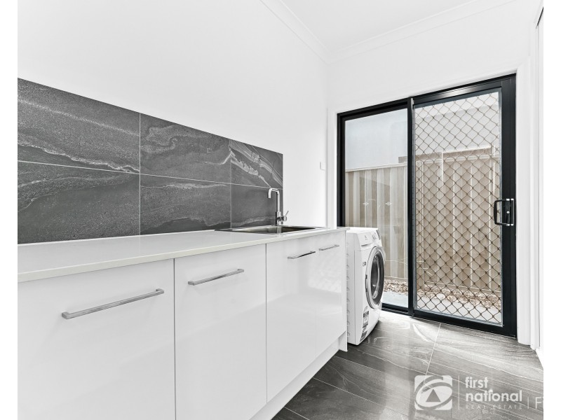 29 Elmslie Drive, Cranbourne East VIC 3977