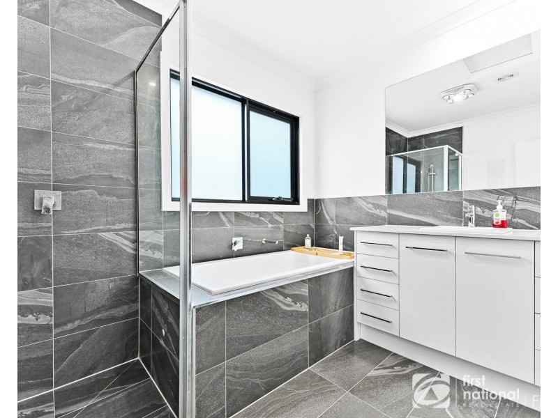 29 Elmslie Drive, Cranbourne East VIC 3977