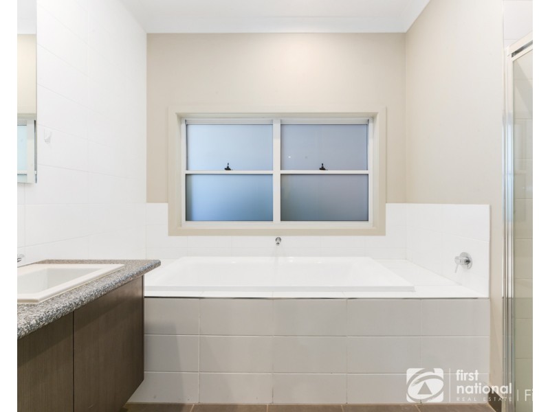20 Stark Circuit, Cranbourne East VIC 3977