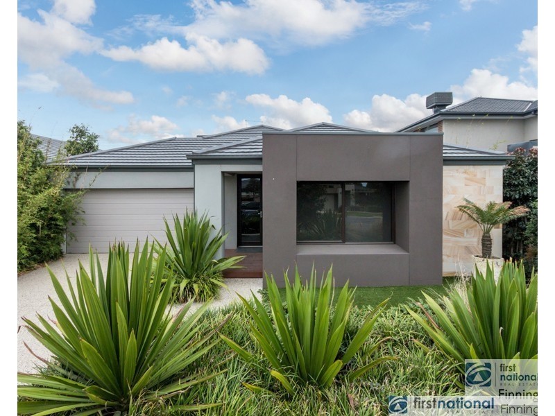 10 Eliburn Drive, Cranbourne East VIC 3977
