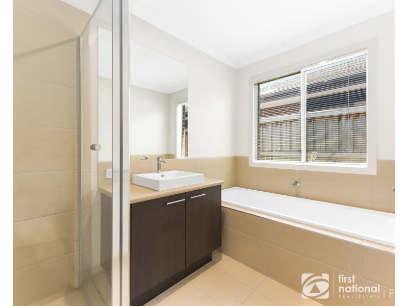 30 Kernot Parade, Clyde VIC 3978
