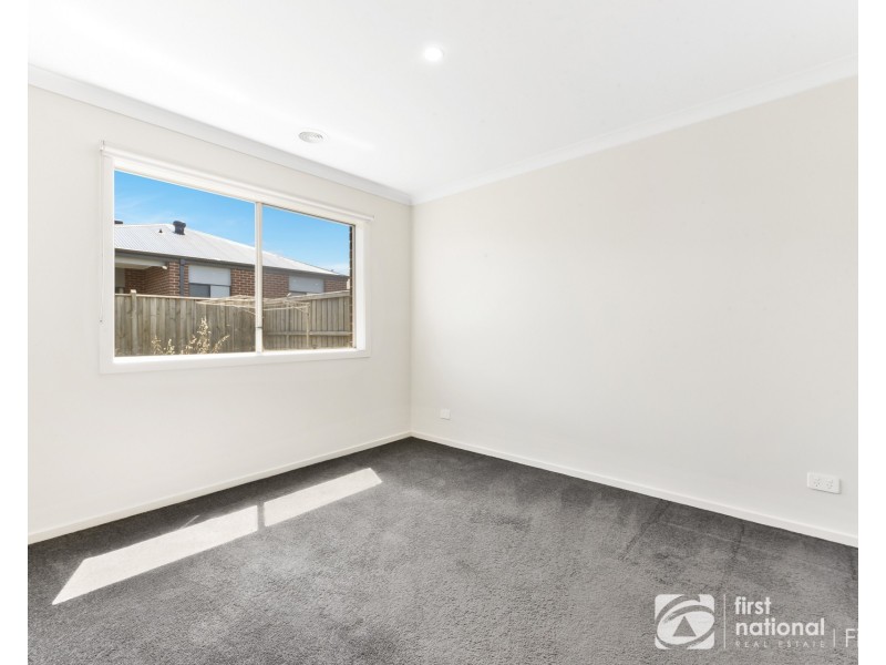 30 Kernot Parade, Clyde VIC 3978