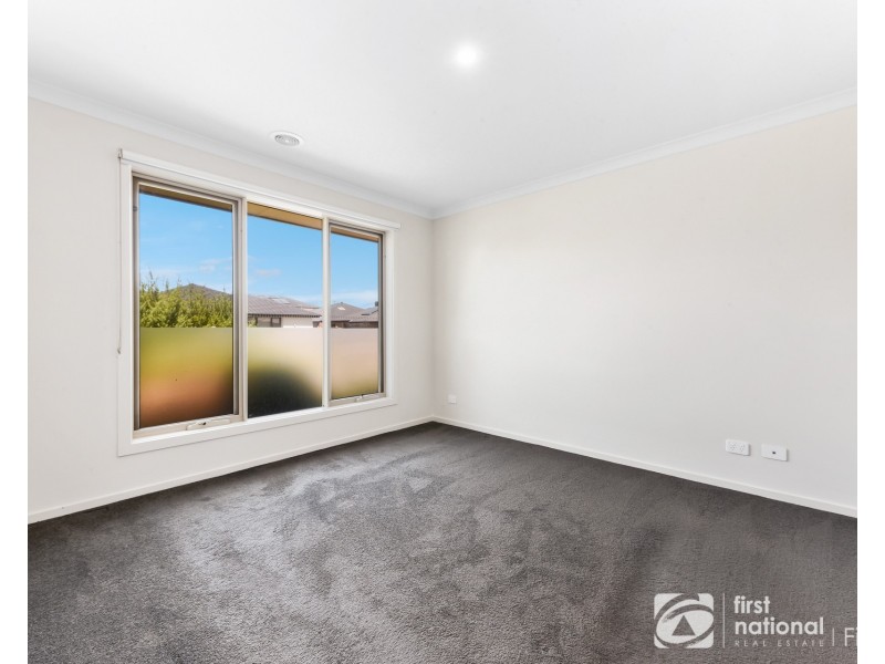 30 Kernot Parade, Clyde VIC 3978