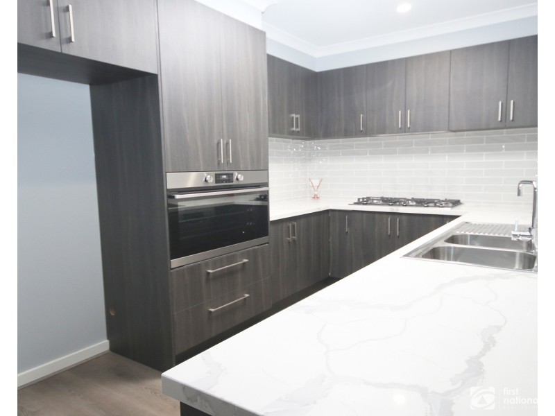 11 Powell Way, Cranbourne West VIC 3977