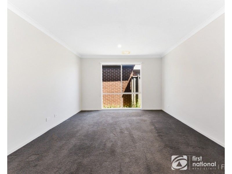 30 Kernot Parade, Clyde VIC 3978