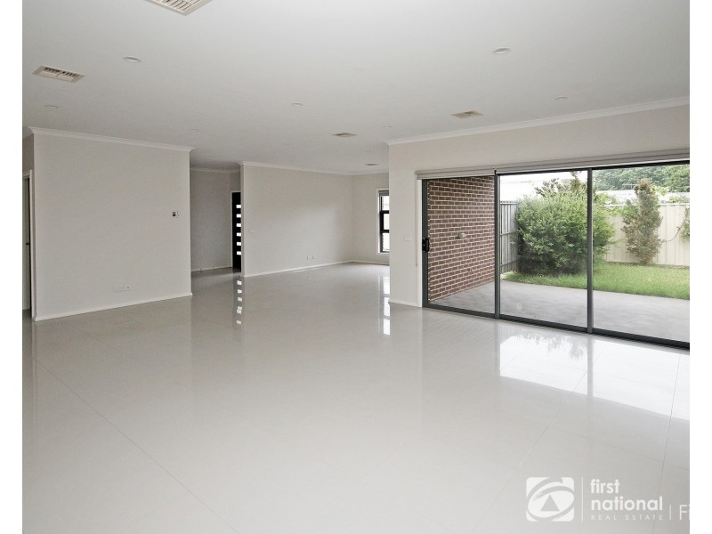 2/17 Bakewell Street, Cranbourne VIC 3977