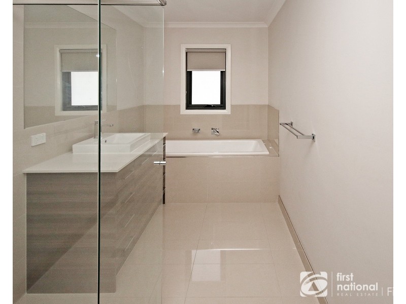 2/17 Bakewell Street, Cranbourne VIC 3977