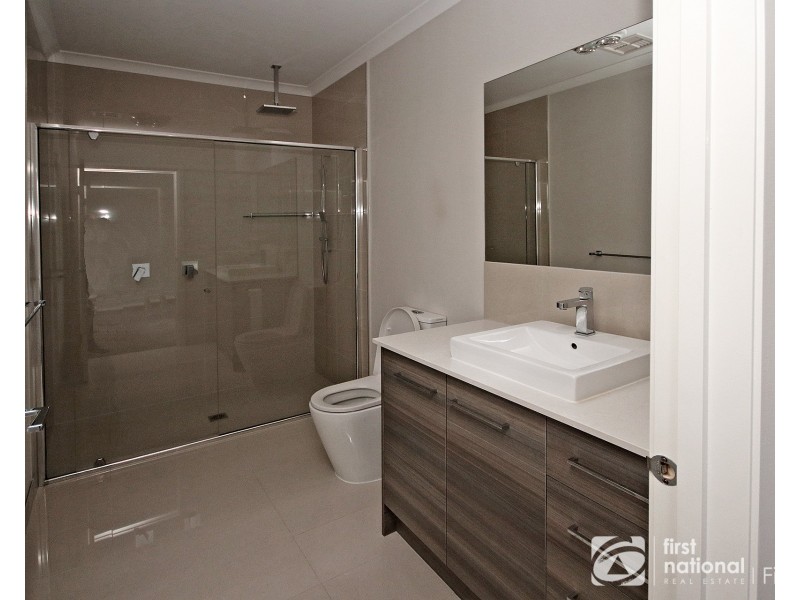 2/17 Bakewell Street, Cranbourne VIC 3977