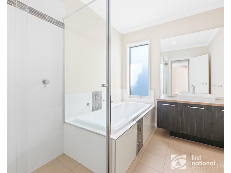 9 Gelderland Drive, Clyde North VIC 3978