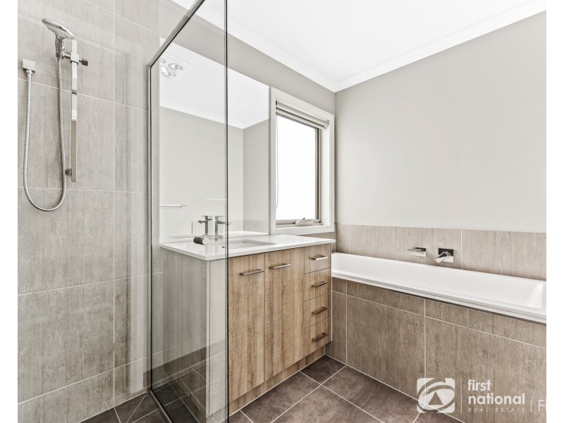 26 Brittlegum Road, Cranbourne East VIC 3977