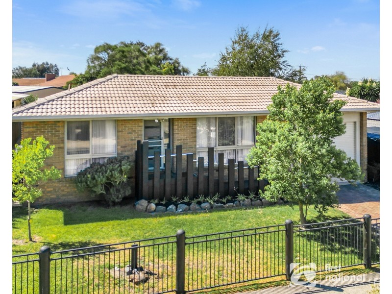 4 Arnott Street, Cranbourne North VIC 3977