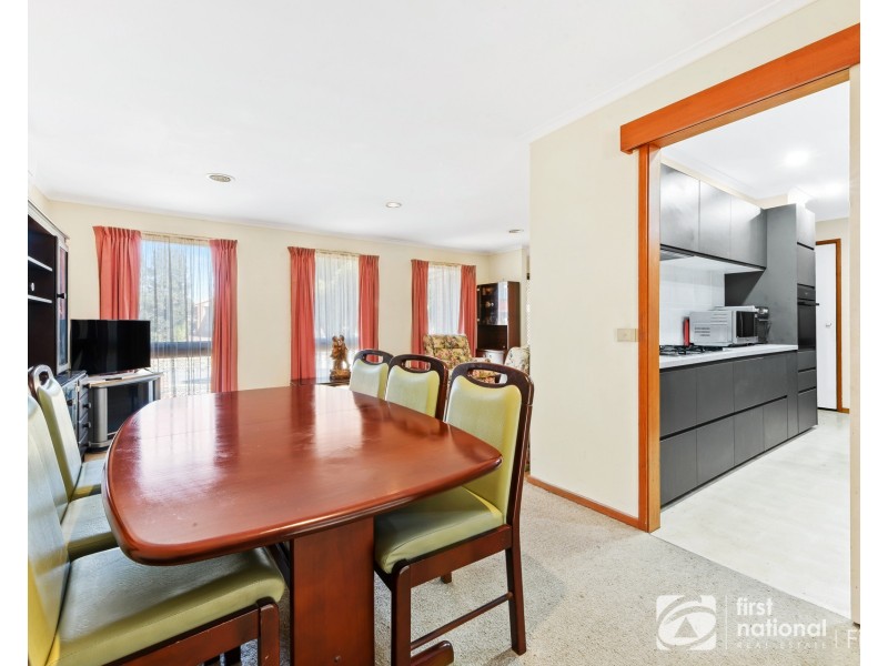 28 Hoysted Avenue, Cranbourne North VIC 3977