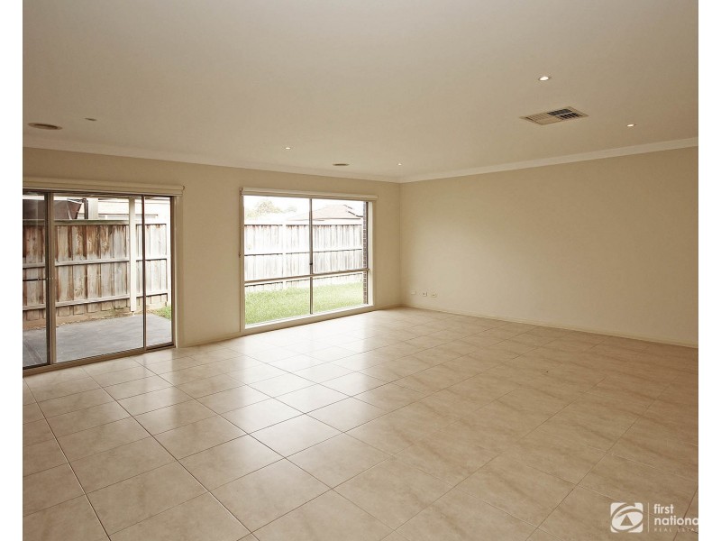 9 Hogan Street, Cranbourne East VIC 3977