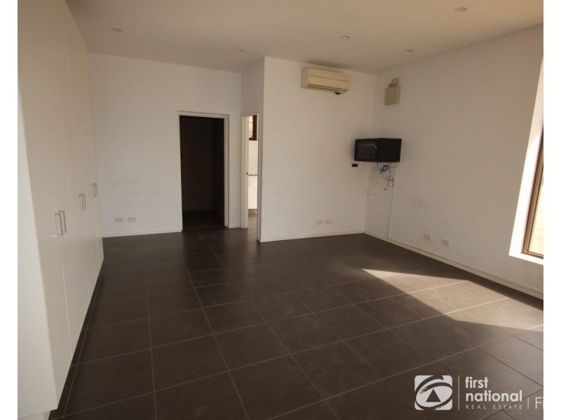 8 Gordon Street, Cranbourne VIC 3977