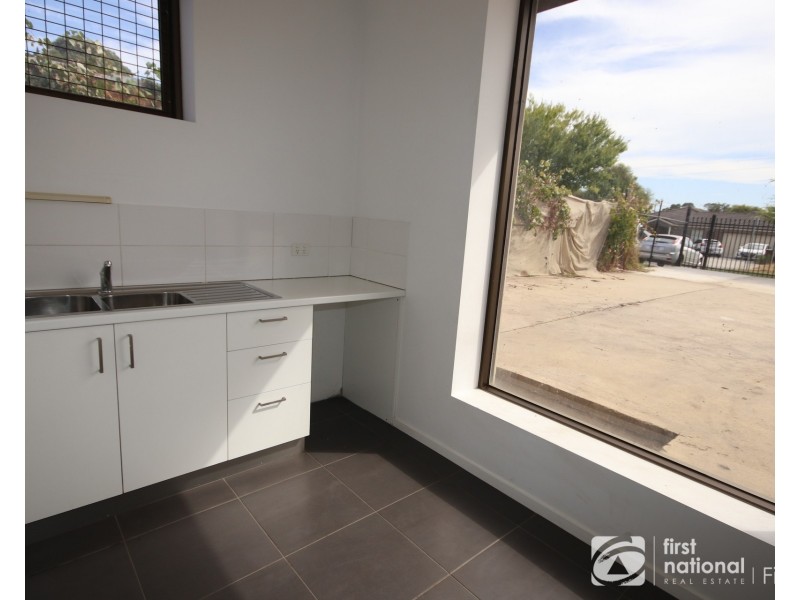 8 Gordon Street, Cranbourne VIC 3977