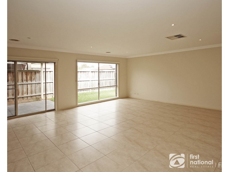 9 Hogan Street, Cranbourne East VIC 3977
