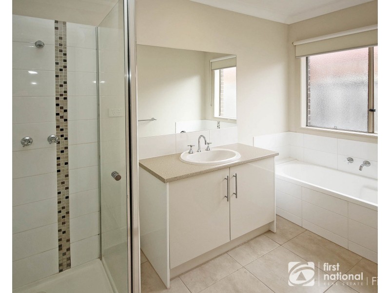 9 Hogan Street, Cranbourne East VIC 3977