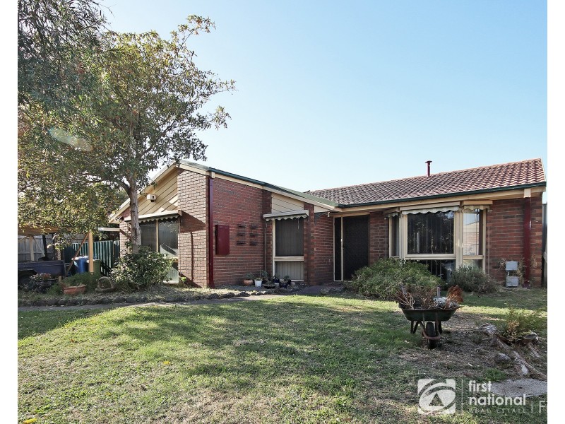 8 Kara Walk, Cranbourne VIC 3977