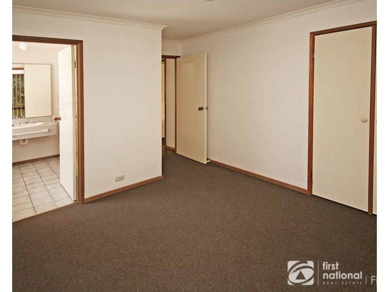 8 Kara Walk, Cranbourne VIC 3977