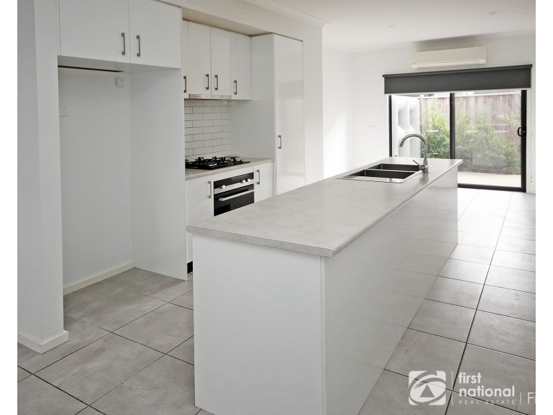 2 Randwick Lane, Clyde North VIC 3978