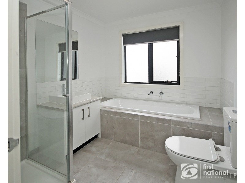 2 Randwick Lane, Clyde North VIC 3978