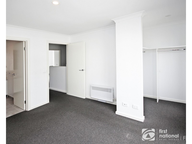 2 Randwick Lane, Clyde North VIC 3978